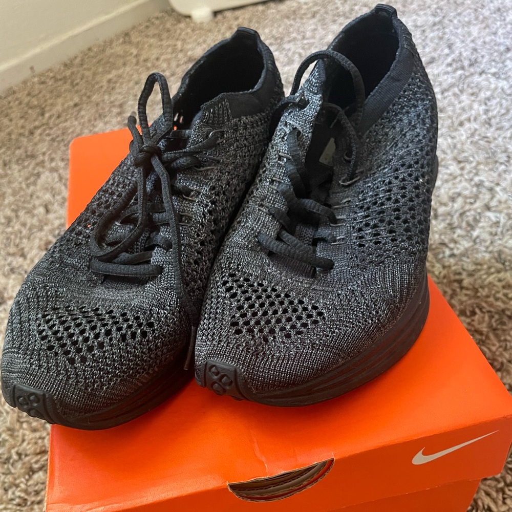 Nike Fly Knit Racers